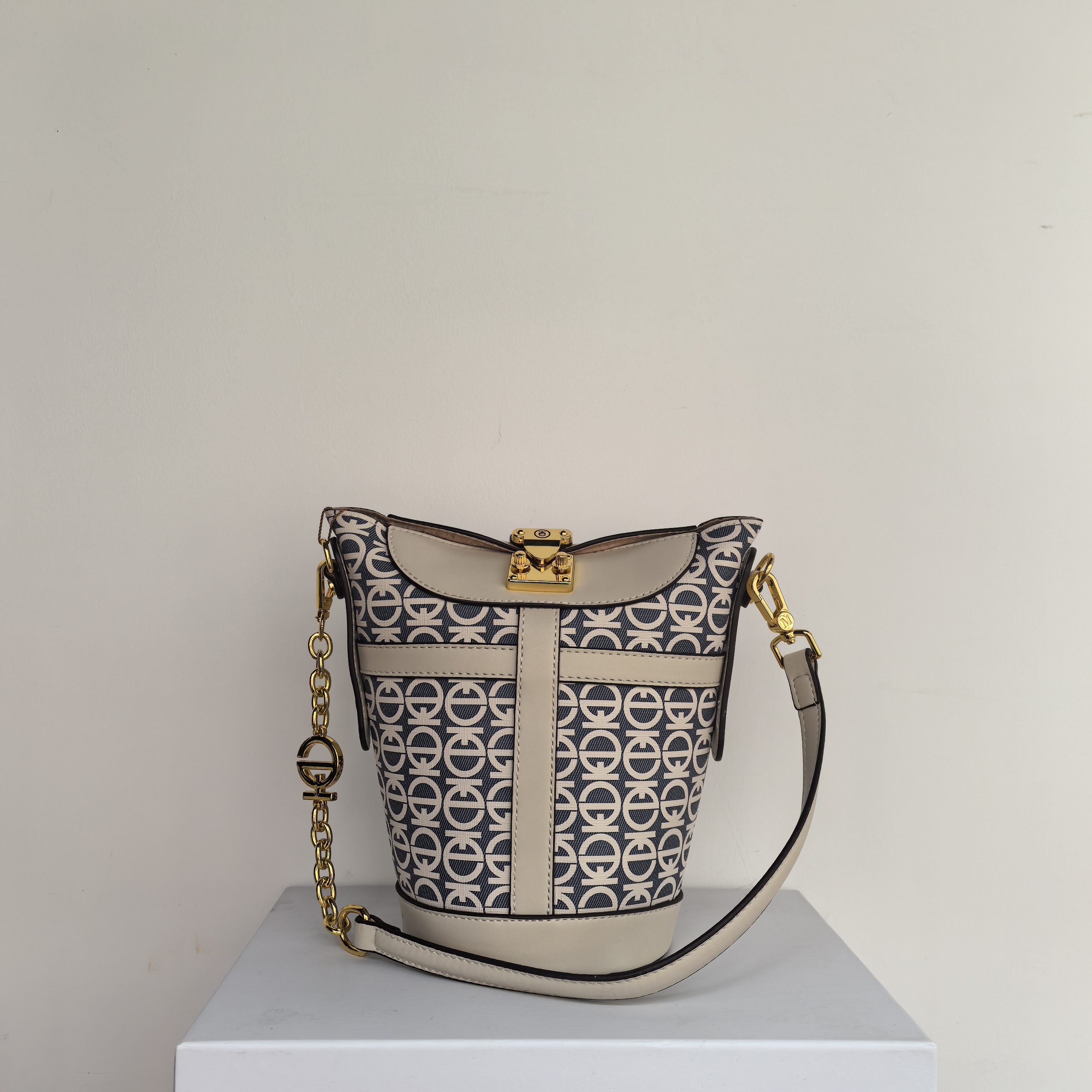 2025新款蓝白水桶包8215（赠礼盒）-02