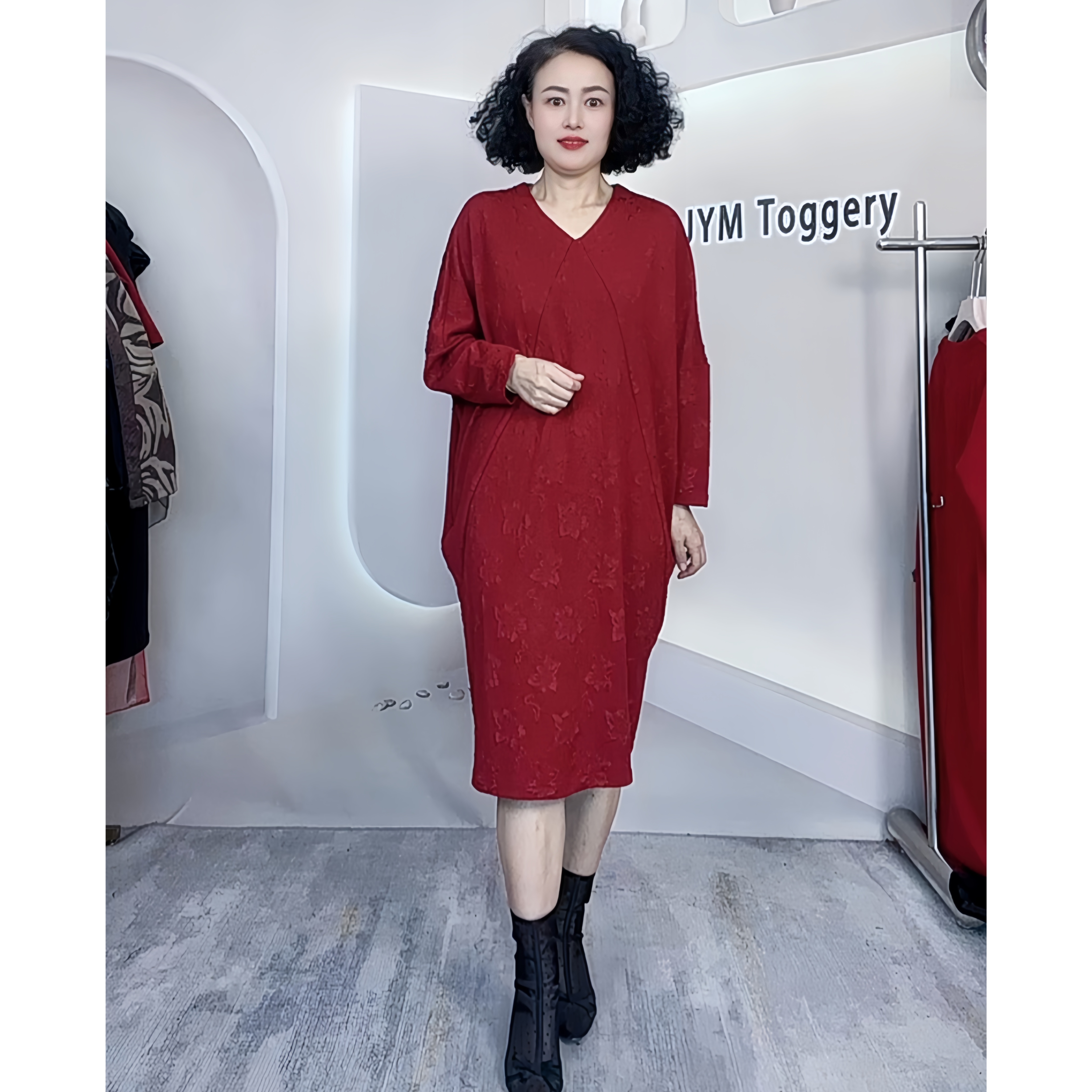 JYM［2025开年新款］潮流时尚宽松阔型V领百搭纯色提花高档连衣裙