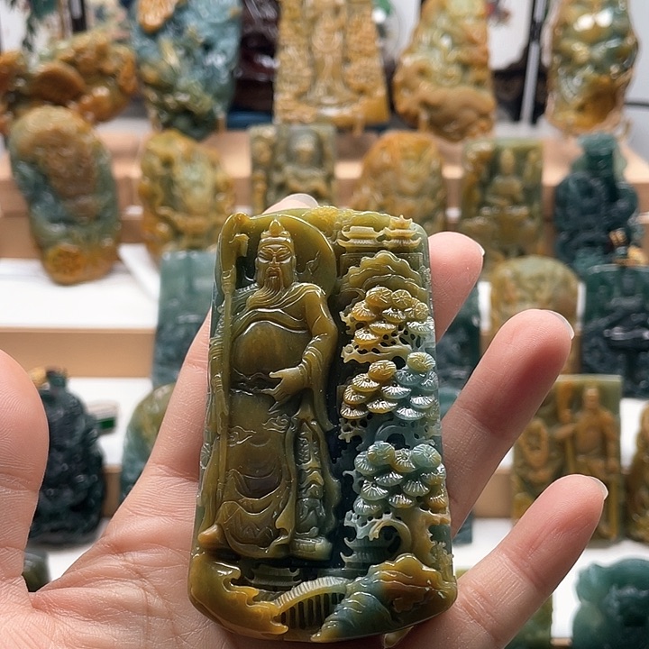 翡翠颈饰未镶嵌苍****子天然翡翠A货关公