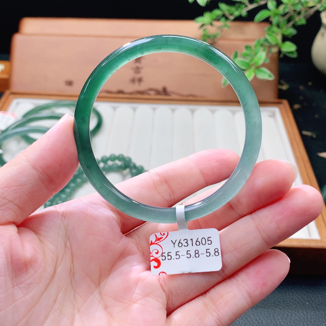 翡翠未镶嵌手镯（圆镯）