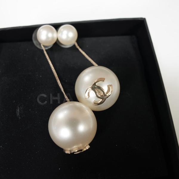 Chanel 珍珠球吊坠线条耳钉