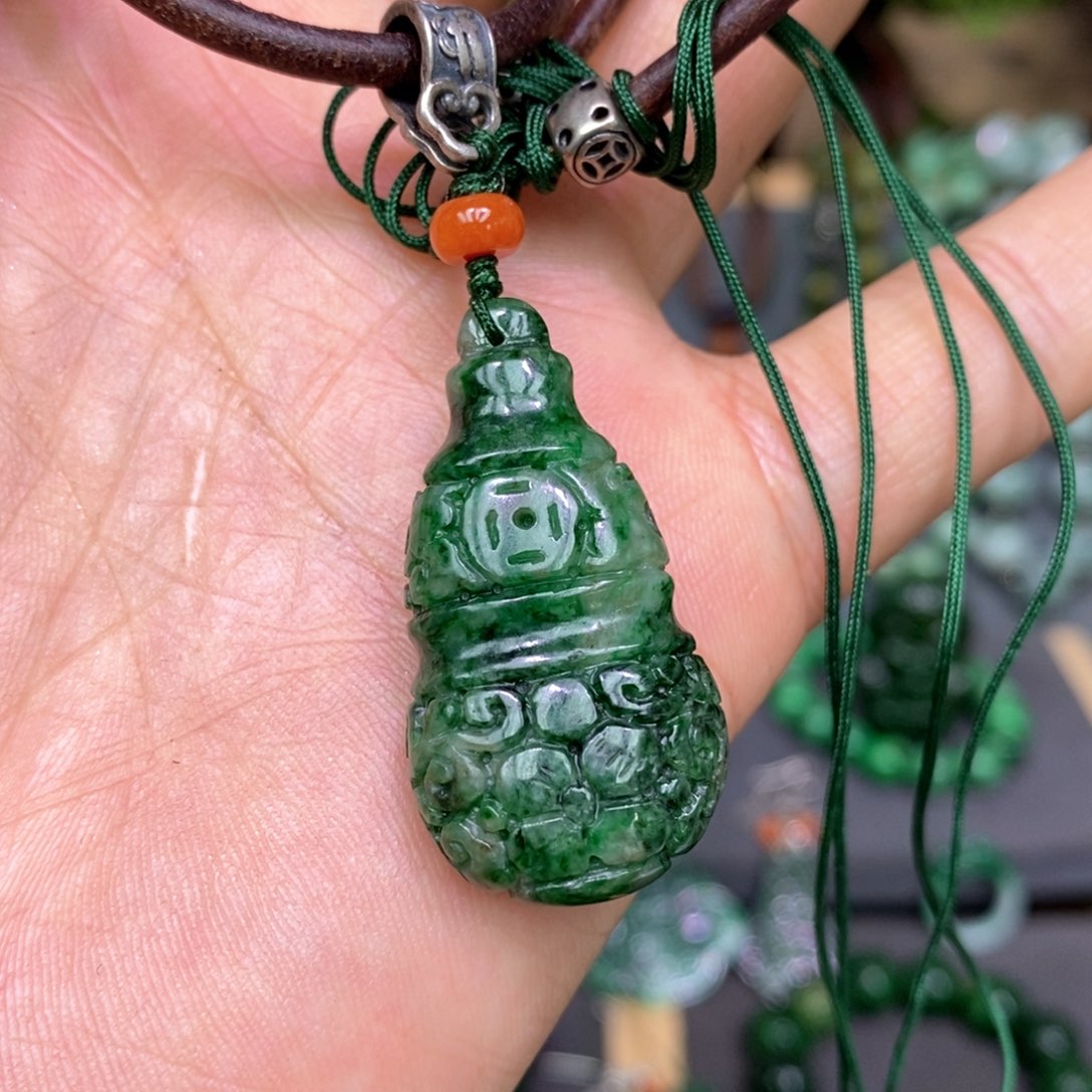 翡翠颈饰未镶嵌漂亮美眉