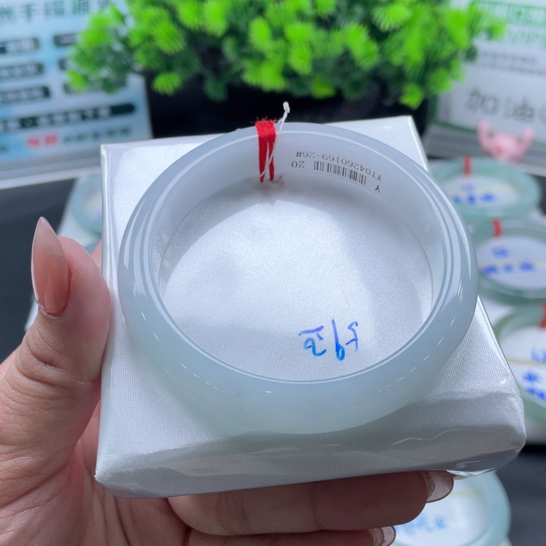 翡翠手镯未镶嵌白底飘绿渐变58.5