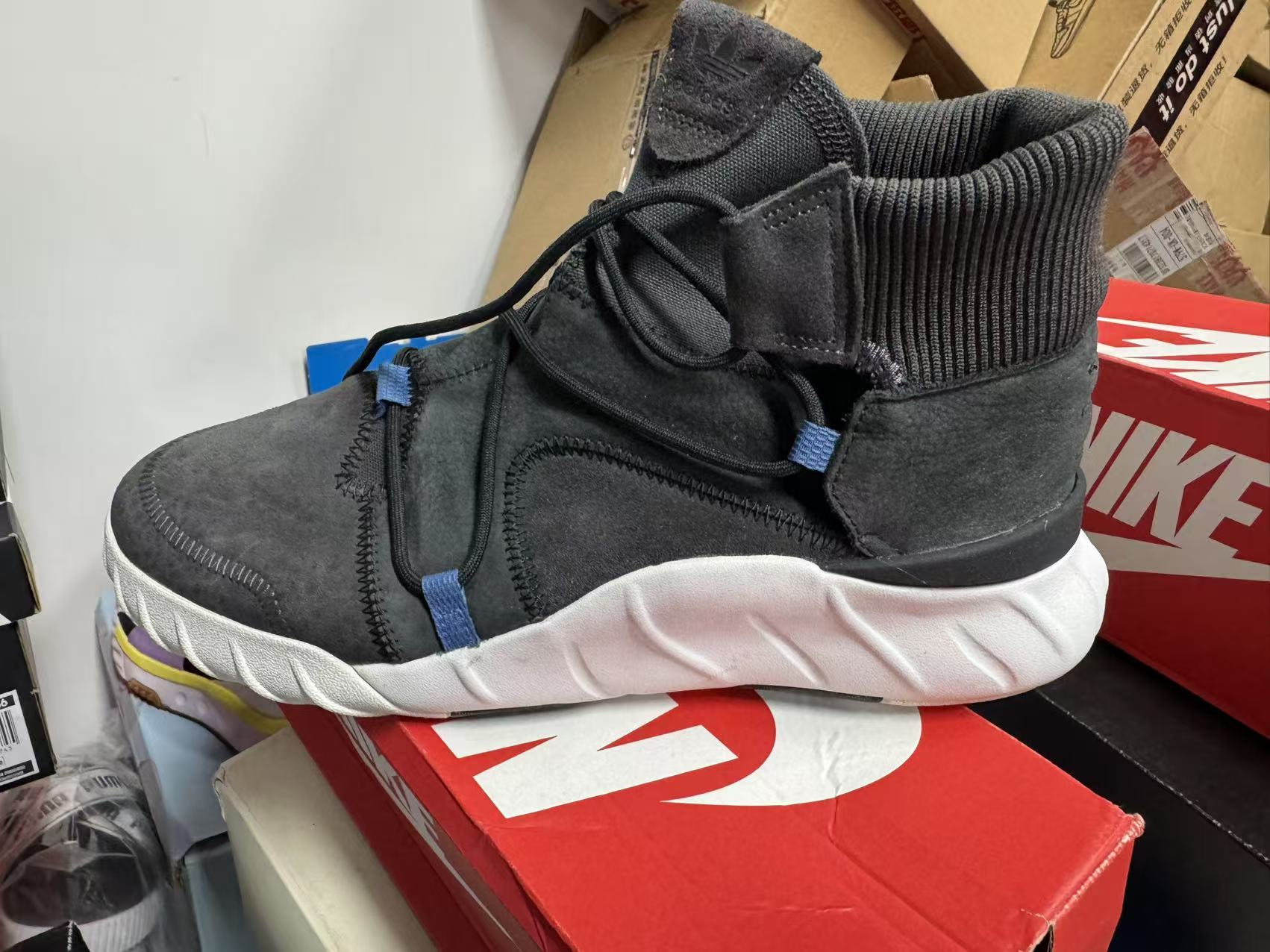 【瑕疵慎拍】阿迪达斯运动鞋舒适路跑跑步鞋CQ097342(鞋盒破损)