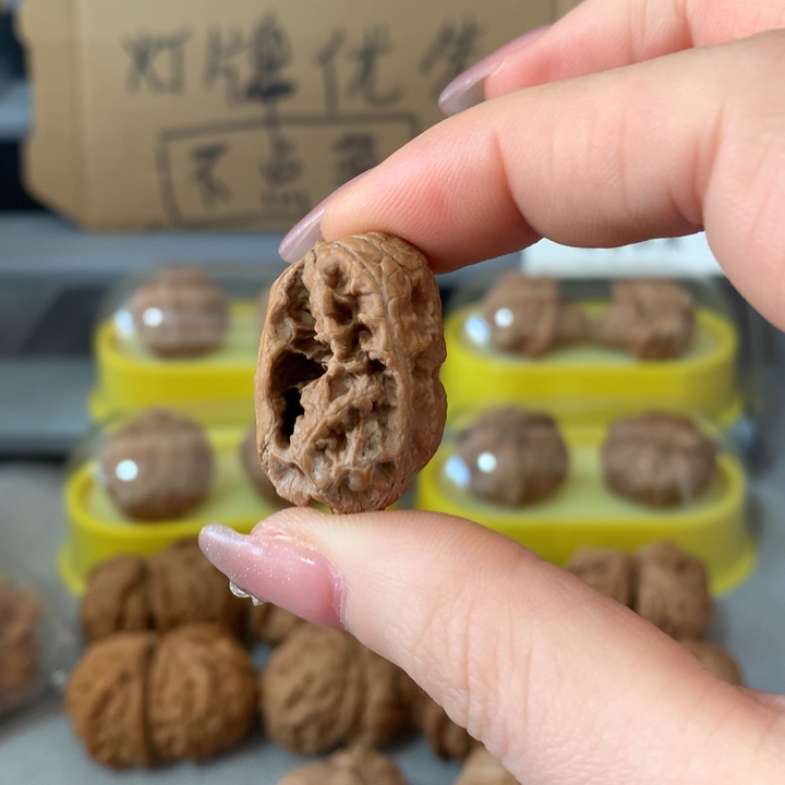 鸿***文玩核桃吊坠异形单只，有瑕疵