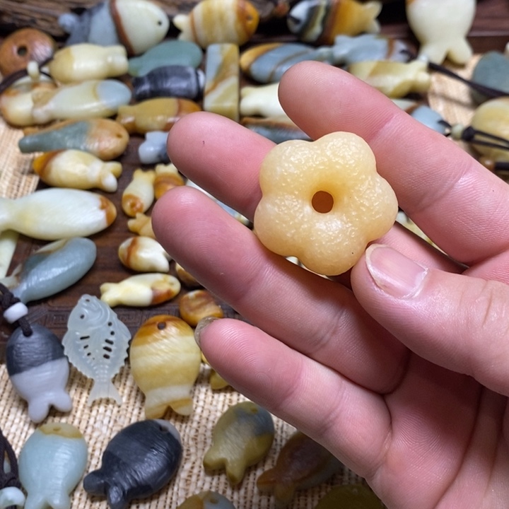 蛇纹石玉未镶嵌颈饰