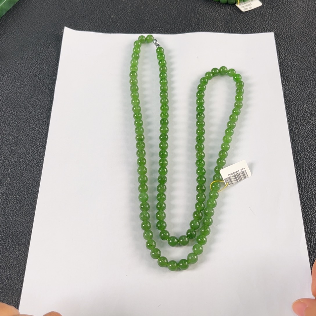 和田玉未镶嵌颈饰苹果绿