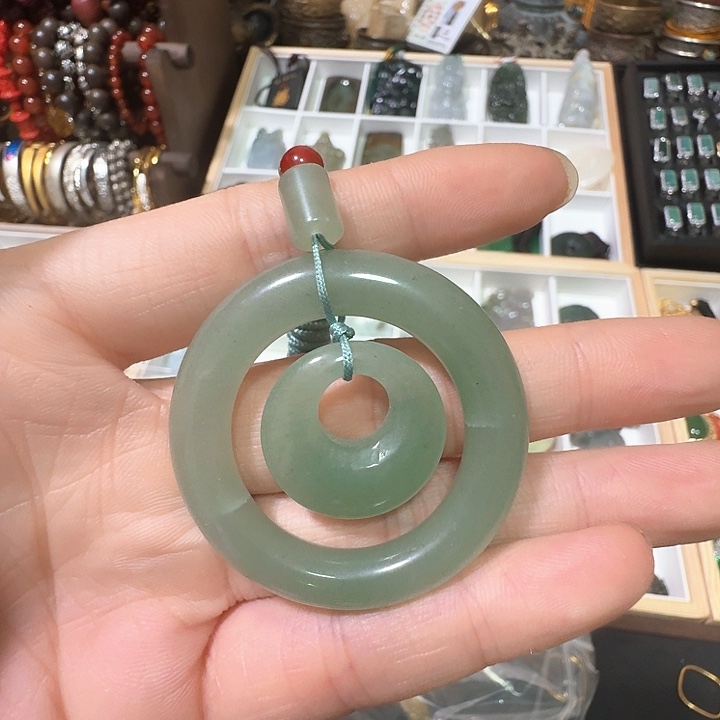 岫玉未镶嵌颈饰平安扣