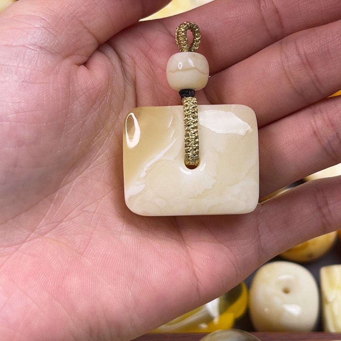 琥珀裸石未镶嵌藏扣