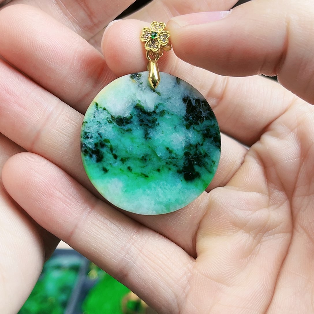 翡翠颈饰未镶嵌吊坠