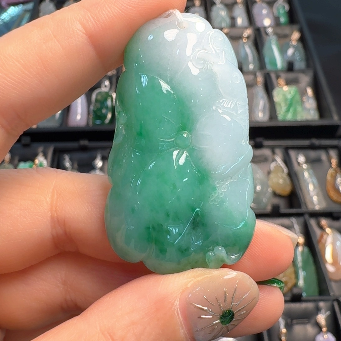 翡翠未镶嵌项链荷叶