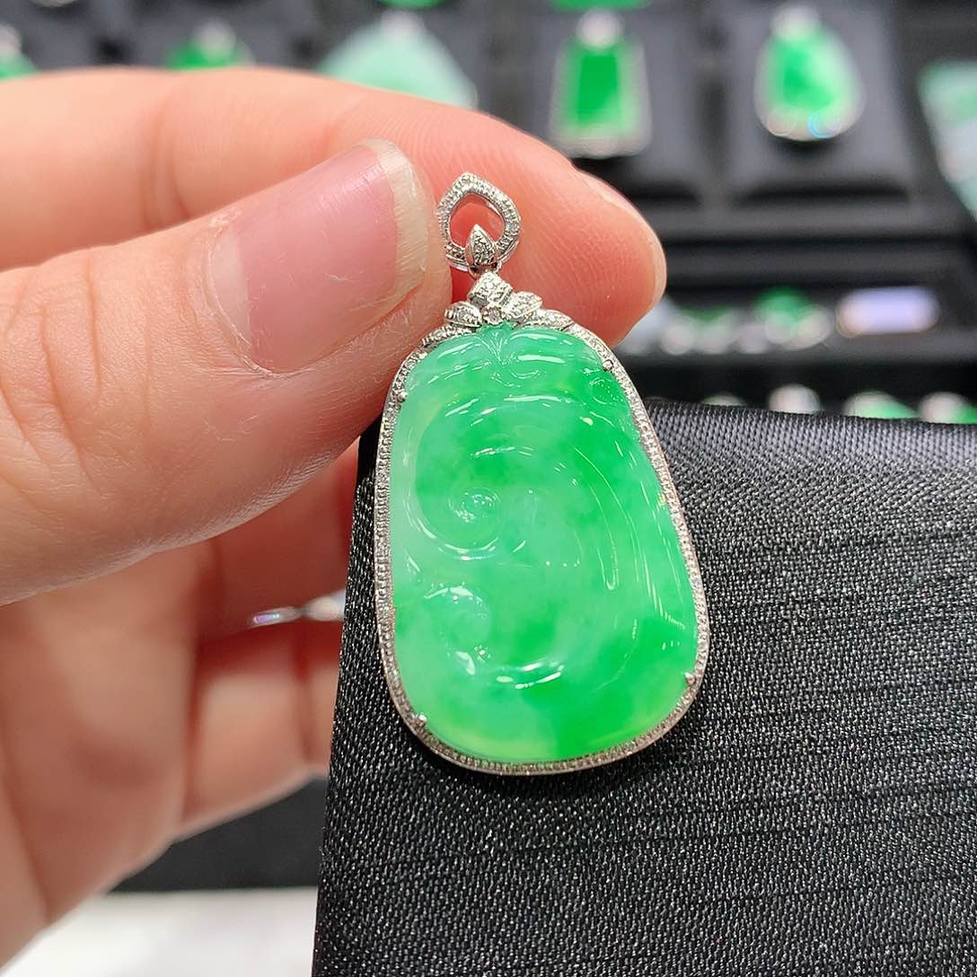 翡翠颈饰18K金镶嵌如意