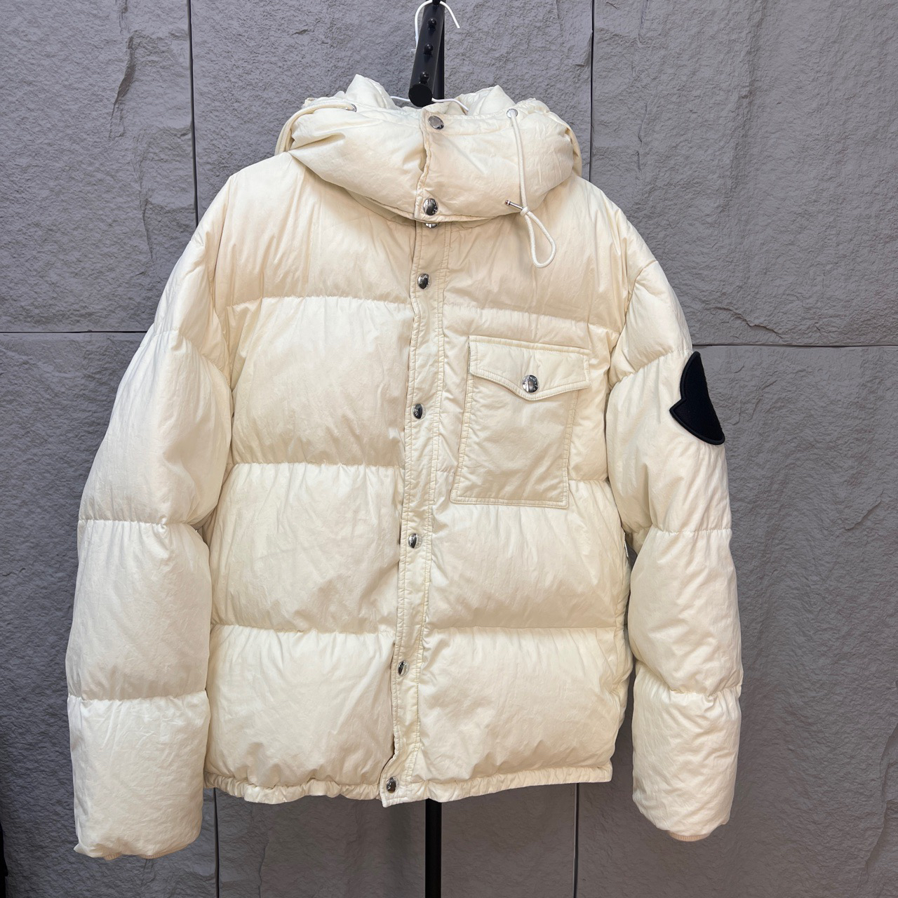 99新 MONCLER 袖标黑标大logo奶油白羽绒服  4码 cl01217
