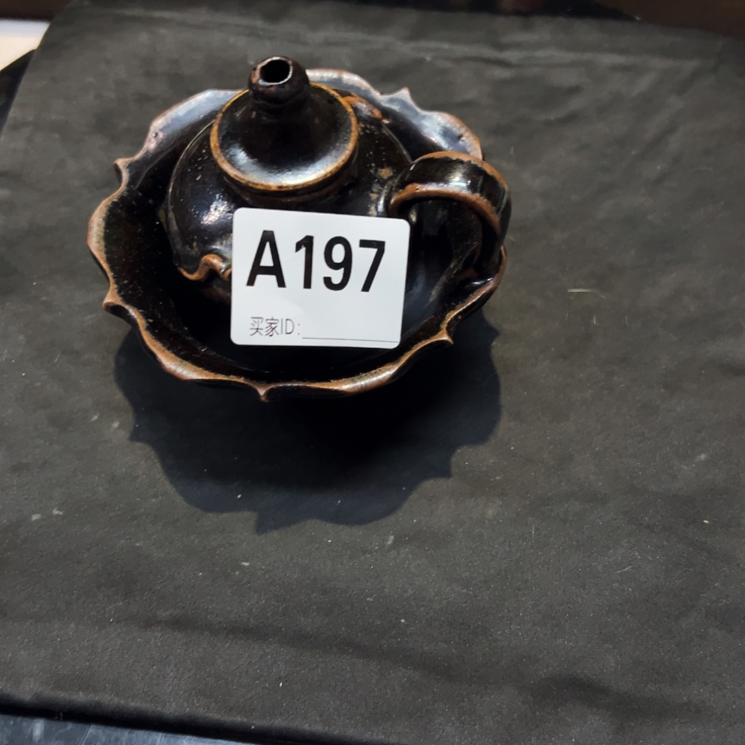 罐金****馆西北油灯一个编号197
