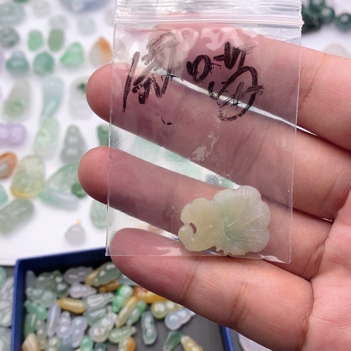 翡翠未镶嵌吊坠(不含链)周****鱼