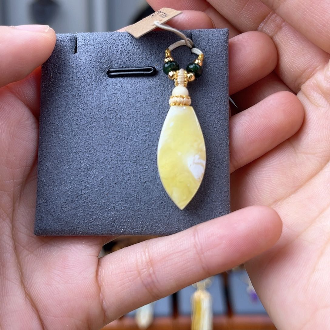 琥珀裸石未镶嵌蜜蜡盾牌