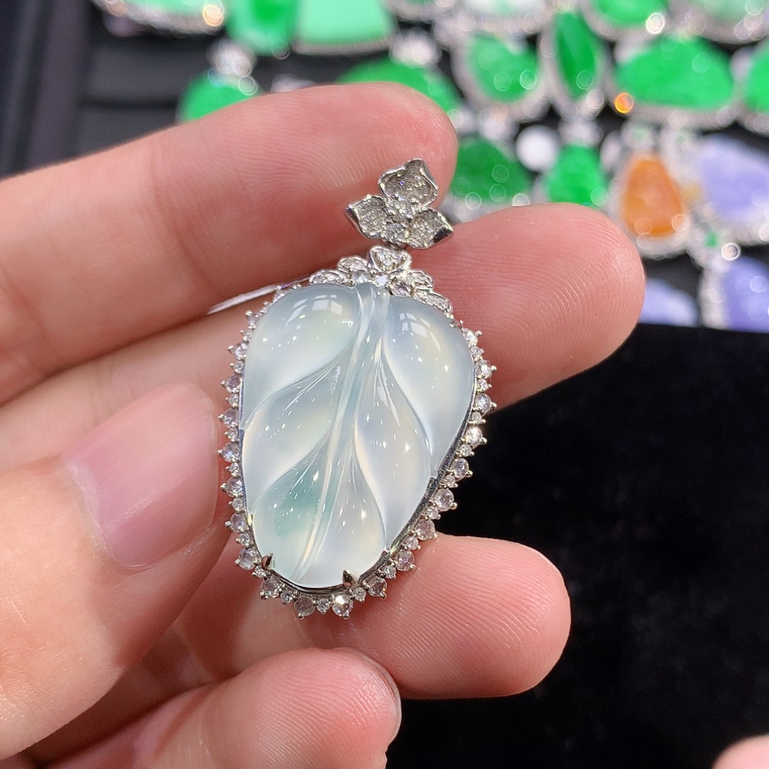 翡翠18K金镶嵌颈饰