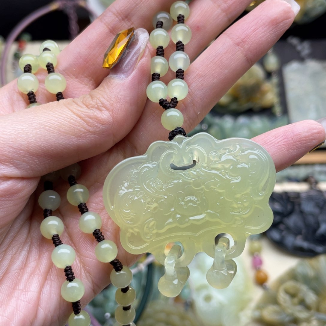 蛇纹石玉颈饰未镶嵌