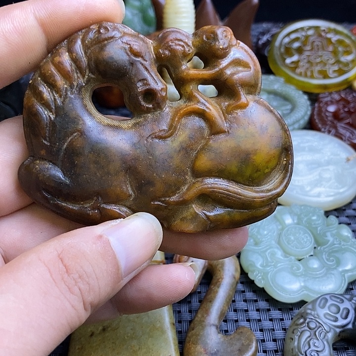蛇纹石玉未镶嵌颈饰