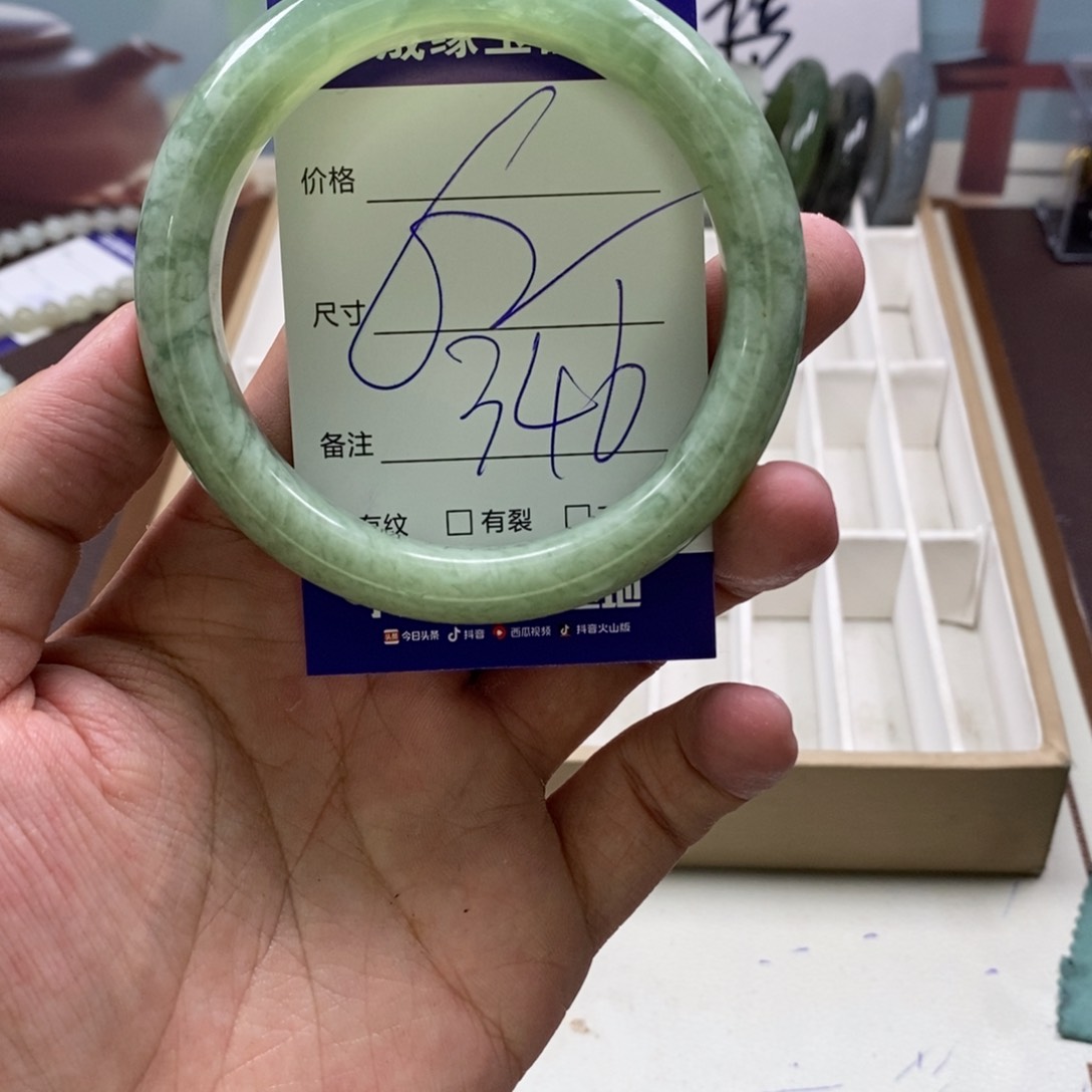 蛇纹石玉手镯未镶嵌