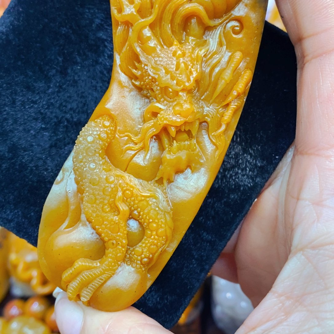 未镶嵌石英质玉（黄龙玉）颈饰