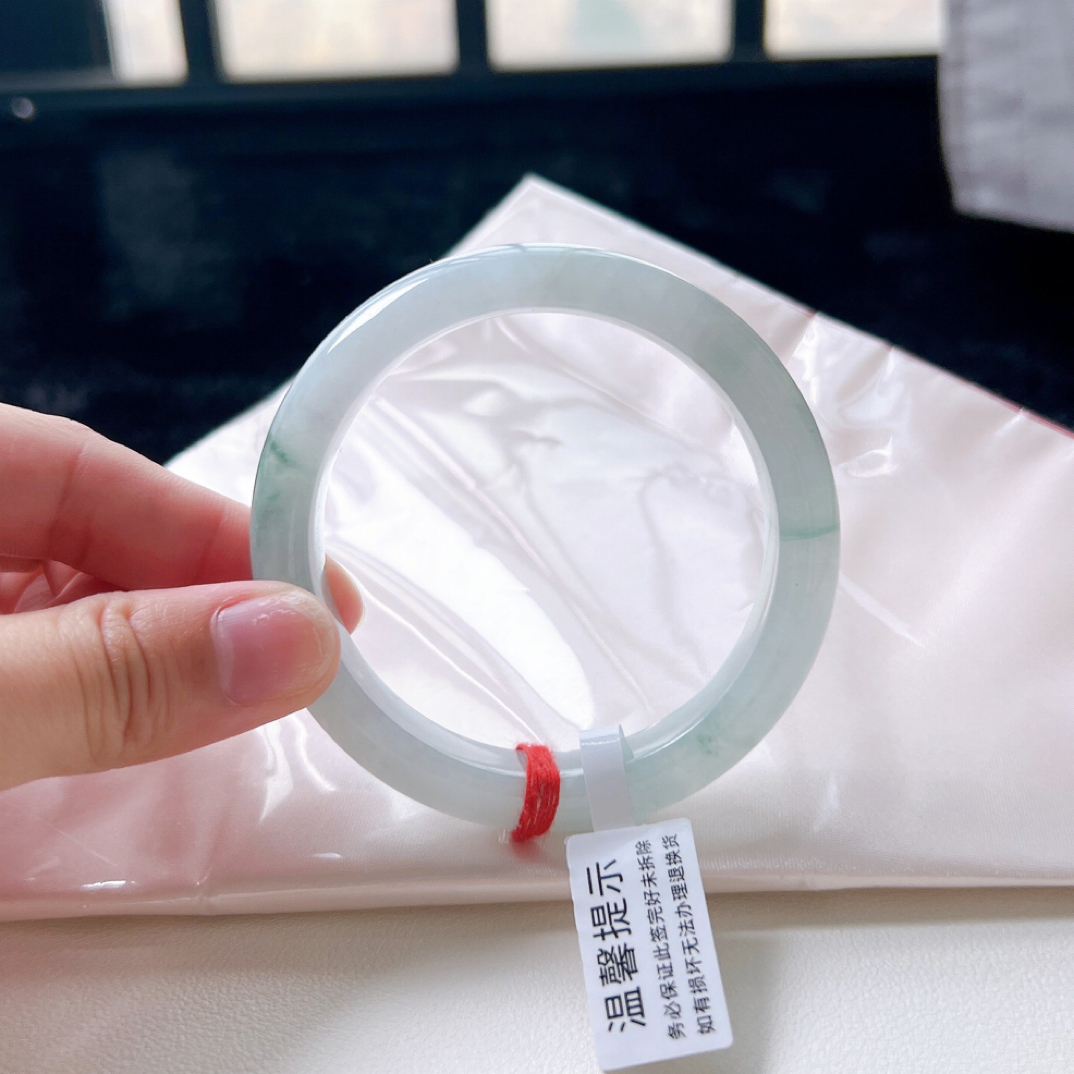 天然a货翡翠显白气质天山翠飘花高品质正圈镯