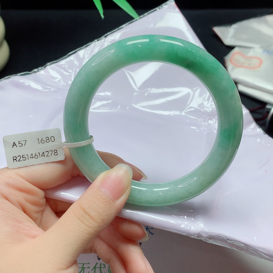 翡翠手镯未镶嵌翡翠手镯