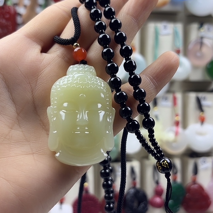 小***点石英质玉未镶嵌颈饰