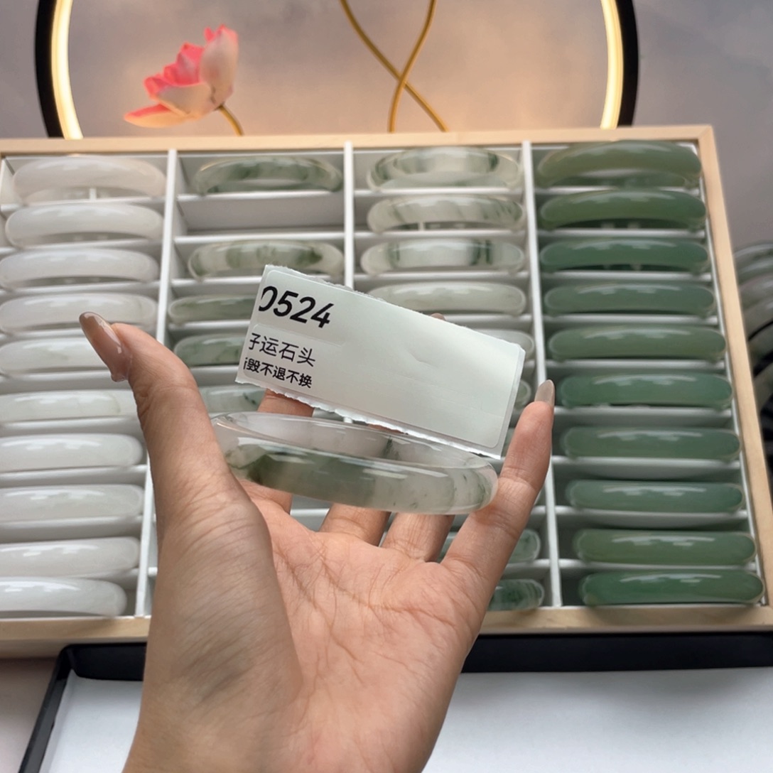 石英质玉（天山翠）未镶嵌手镯0524