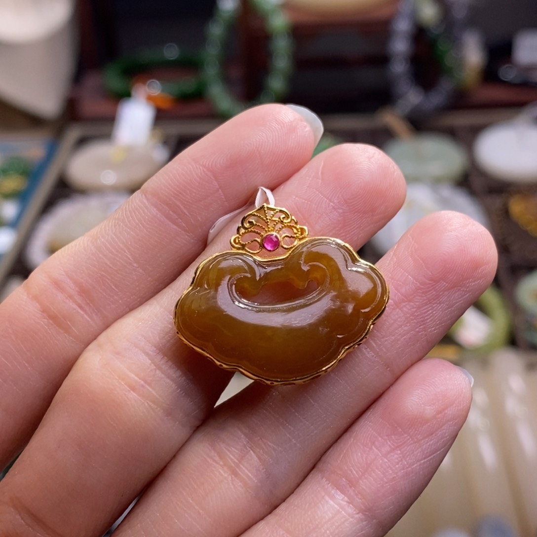 和田玉且末糖金镶如意锁吊坠未镶嵌