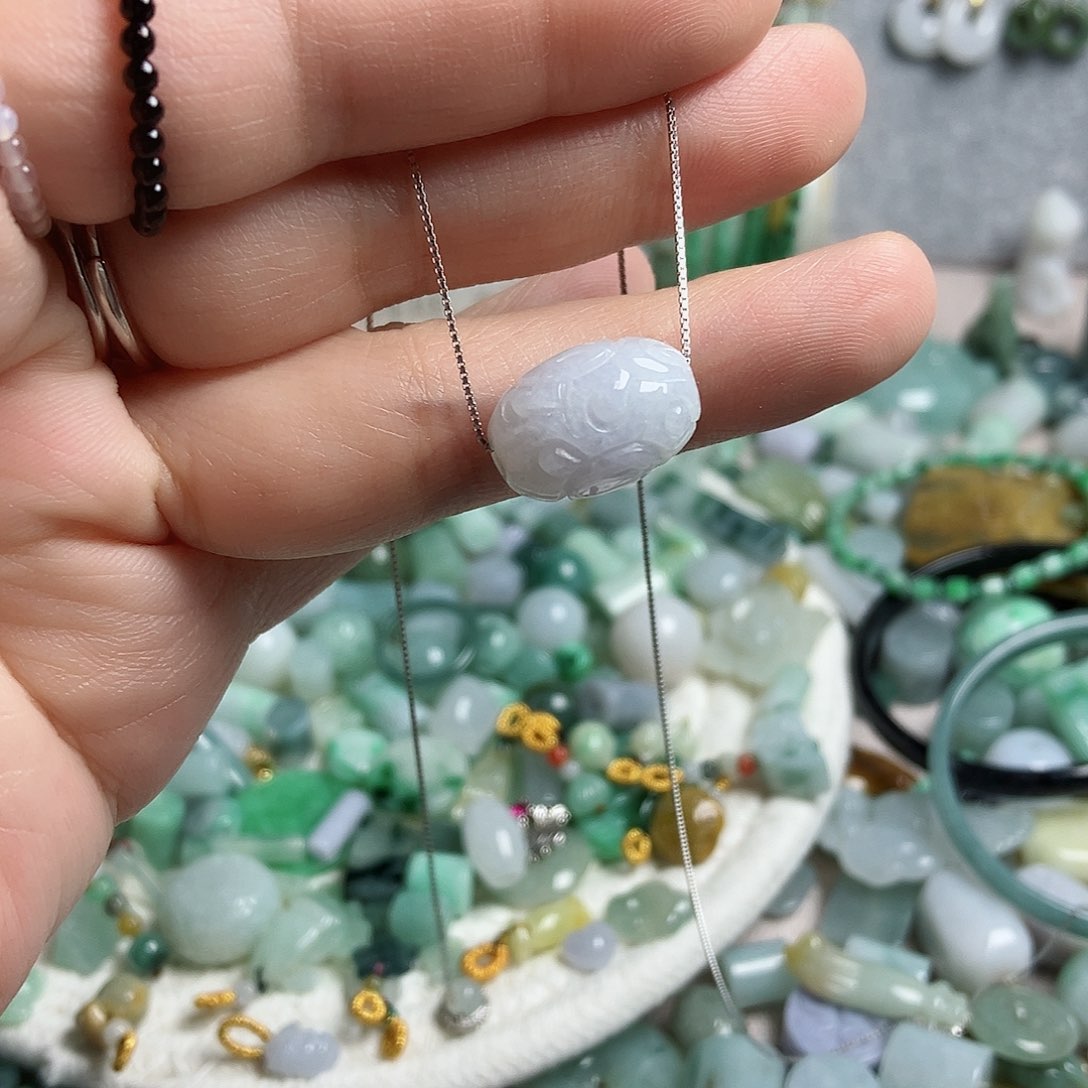 翡翠颈饰未镶嵌雕刻路路通