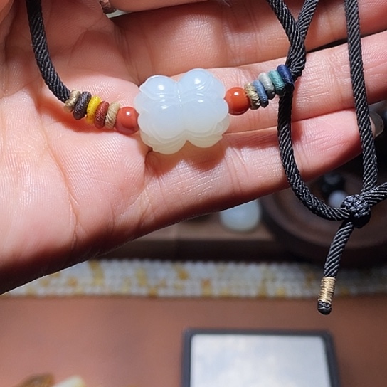 和田玉（子料）未镶嵌颈饰虎****！