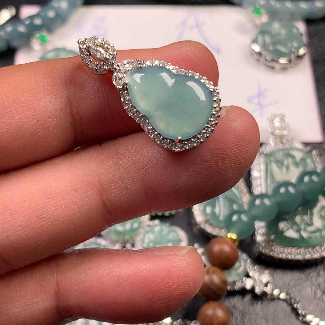 翡翠未镶嵌颈饰葫芦