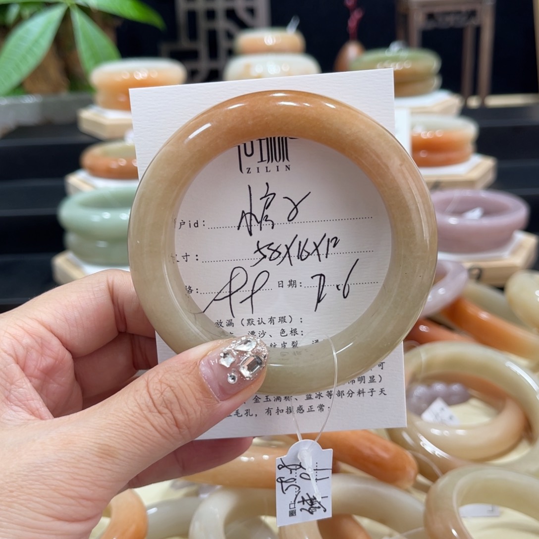 石英质玉手镯未镶嵌小*子