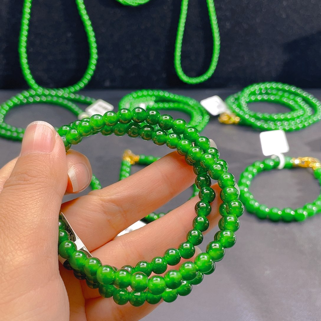 翡翠未镶嵌颈饰    