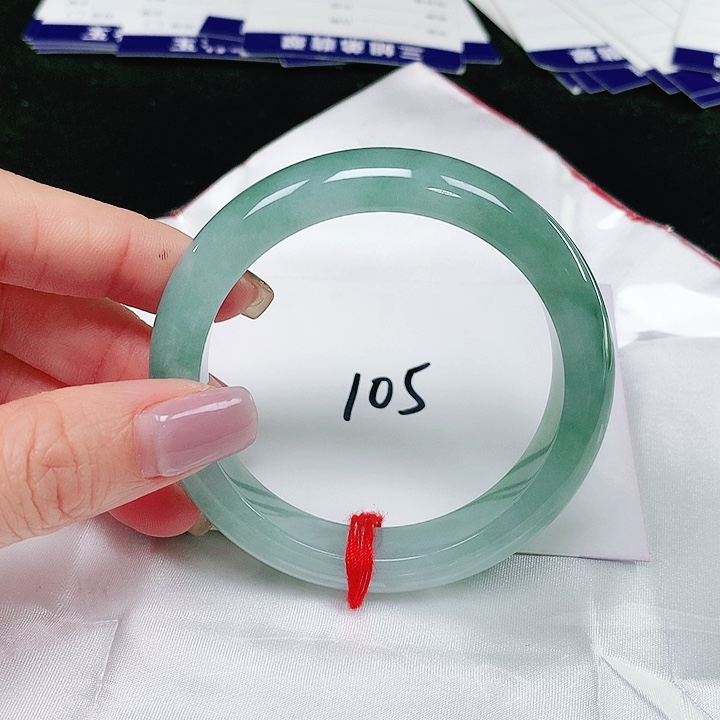 翡翠手镯未镶嵌翡翠手镯未镶嵌