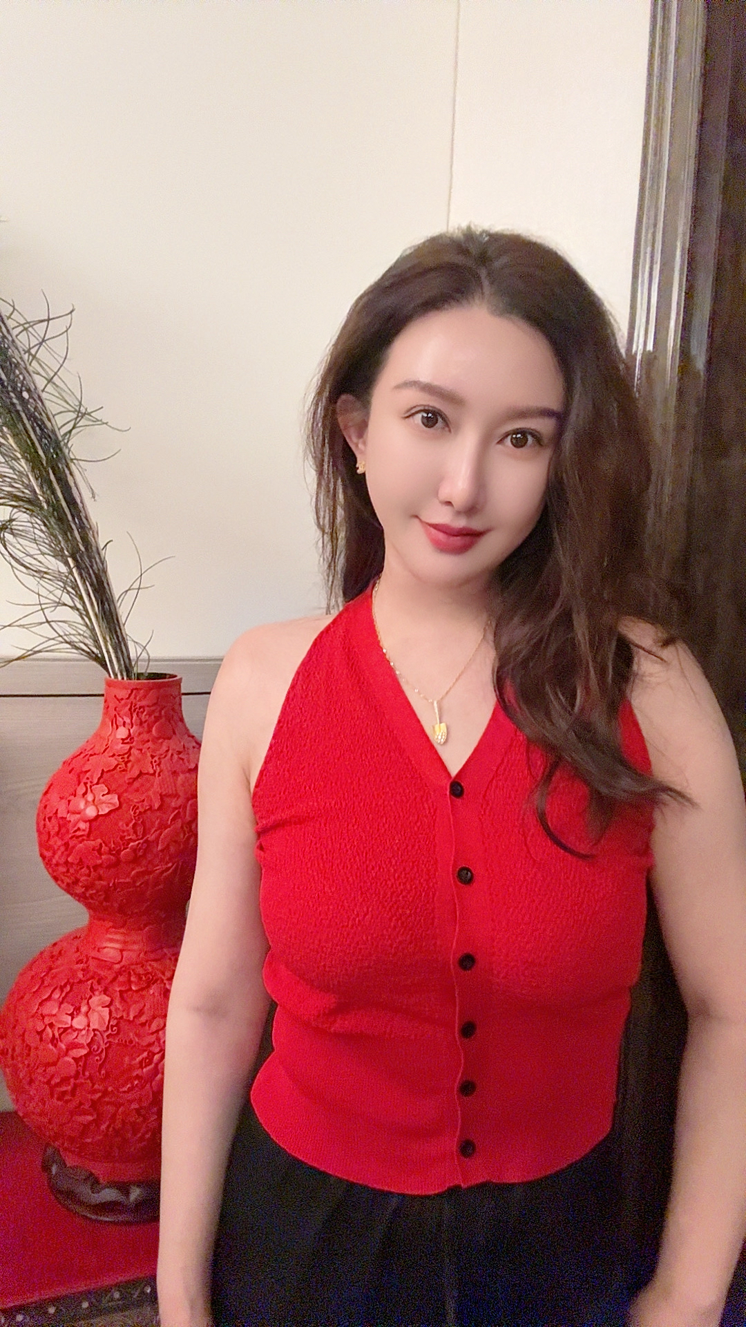 红色V领黑扣弹力背心