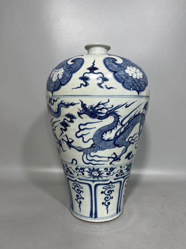 青花双龙戏珠纹梅瓶