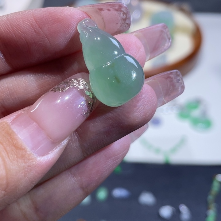 小***孩翡翠未镶嵌颈饰葫芦