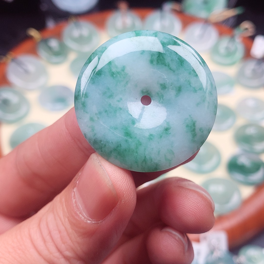 翡翠颈饰未镶嵌平安扣