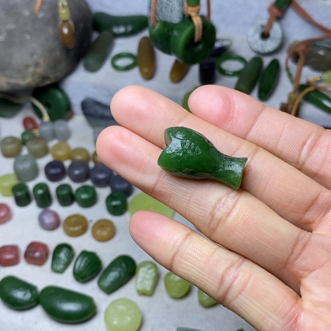 菠***猫和田玉未镶嵌颈饰