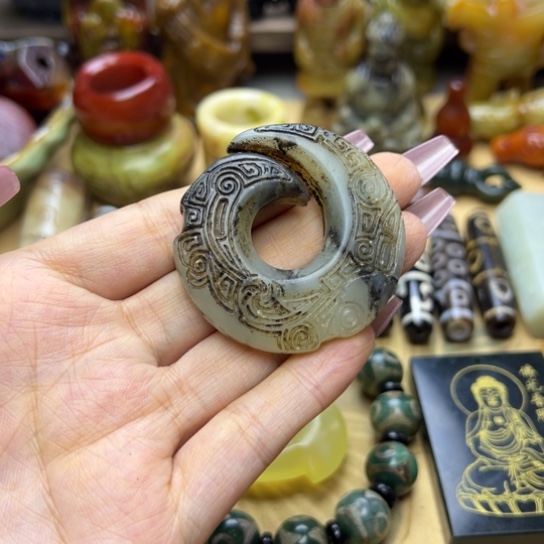 蛇纹石玉未镶嵌颈饰