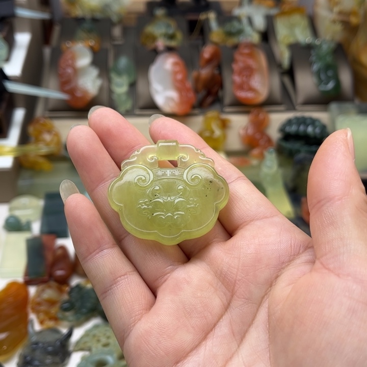 蛇纹石玉未镶嵌颈饰