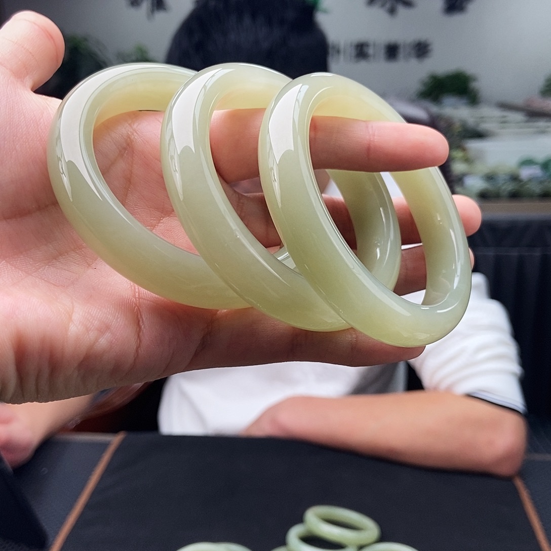 和田玉未镶嵌手镯50-60颜色多样性发拍一发一