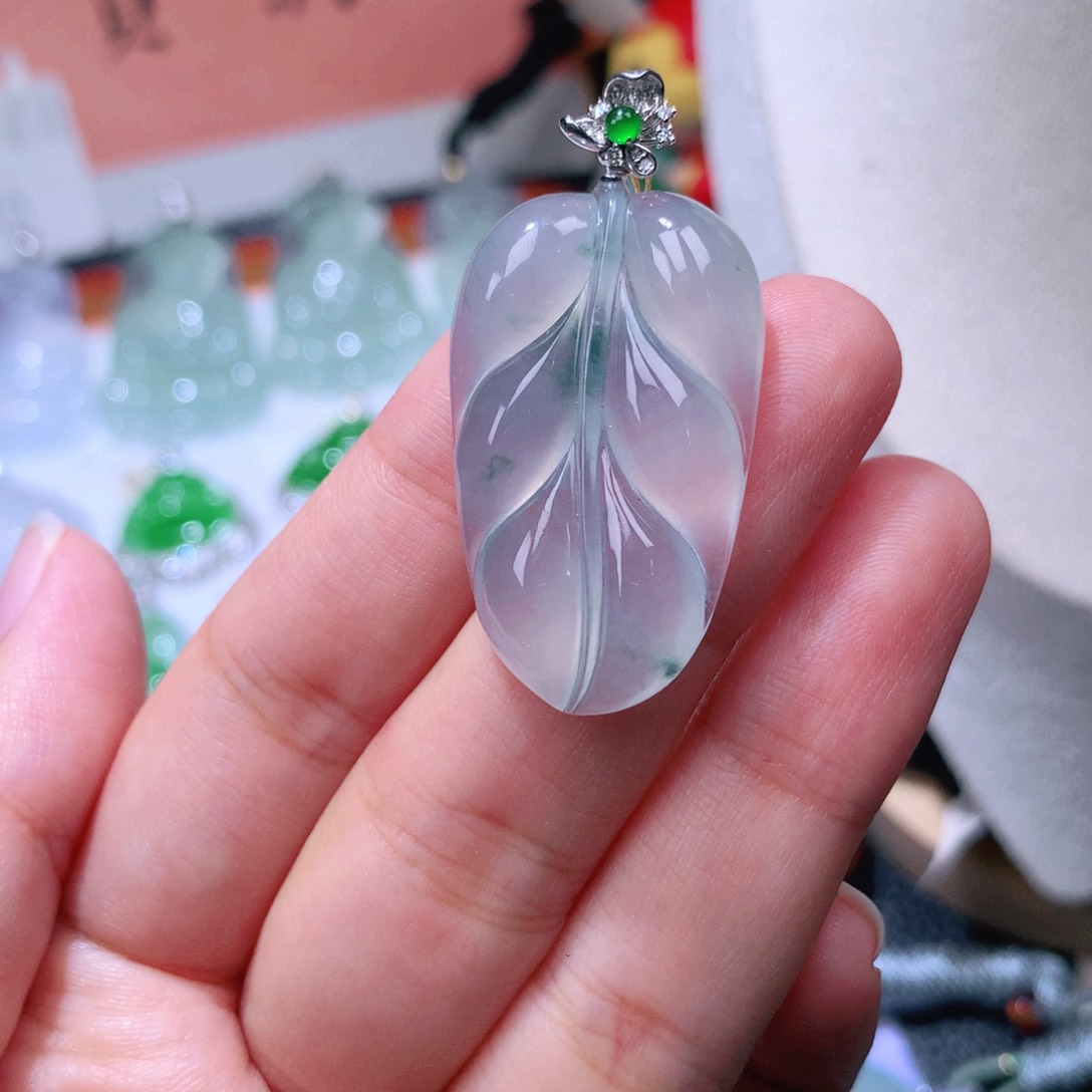 颈饰18K金镶嵌翡翠叶子