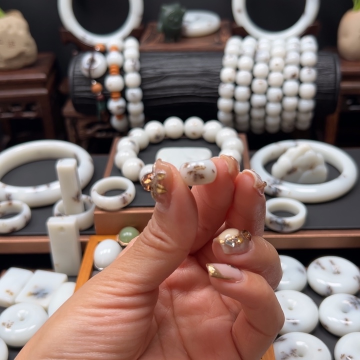 广***团和田玉未镶嵌珠宝半成品