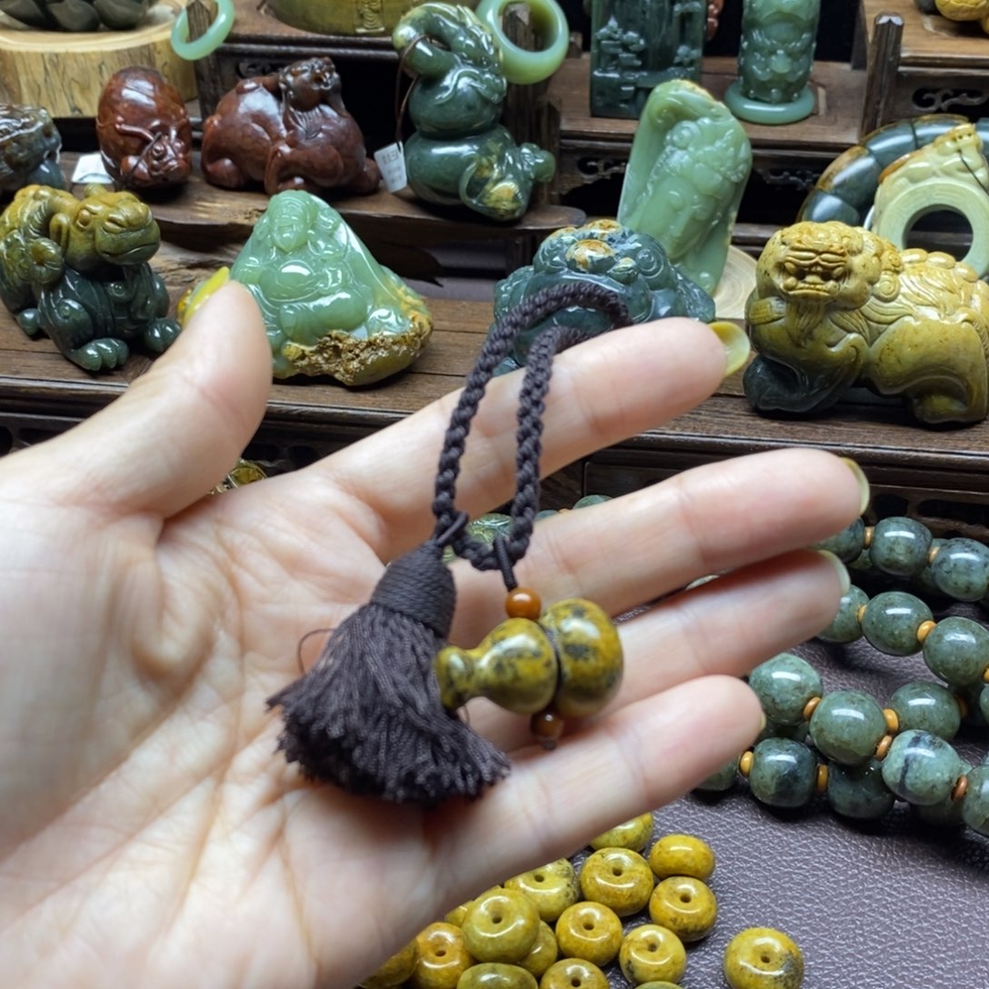 未镶嵌岫岩河磨玉（透闪石质玉）挂件