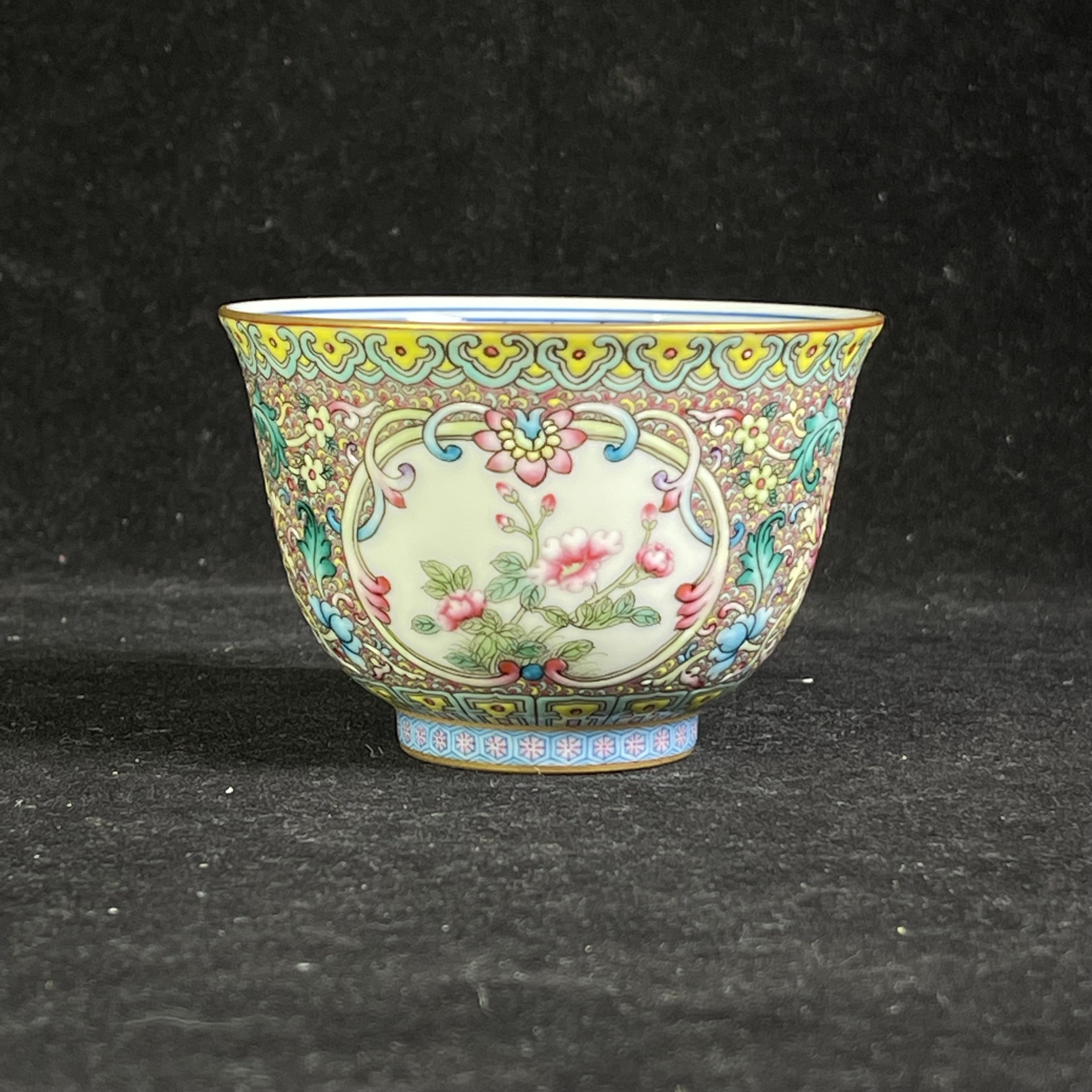 M内青花外粉彩开窗花卉纹杯