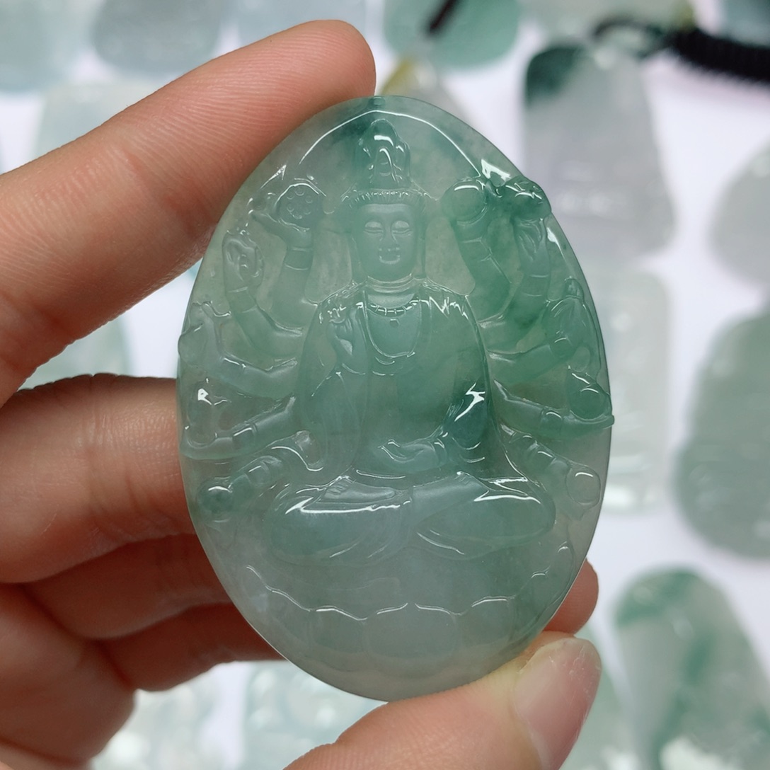 翡翠未镶嵌颈饰千手观音