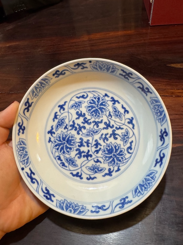 青花缠枝莲纹盘子